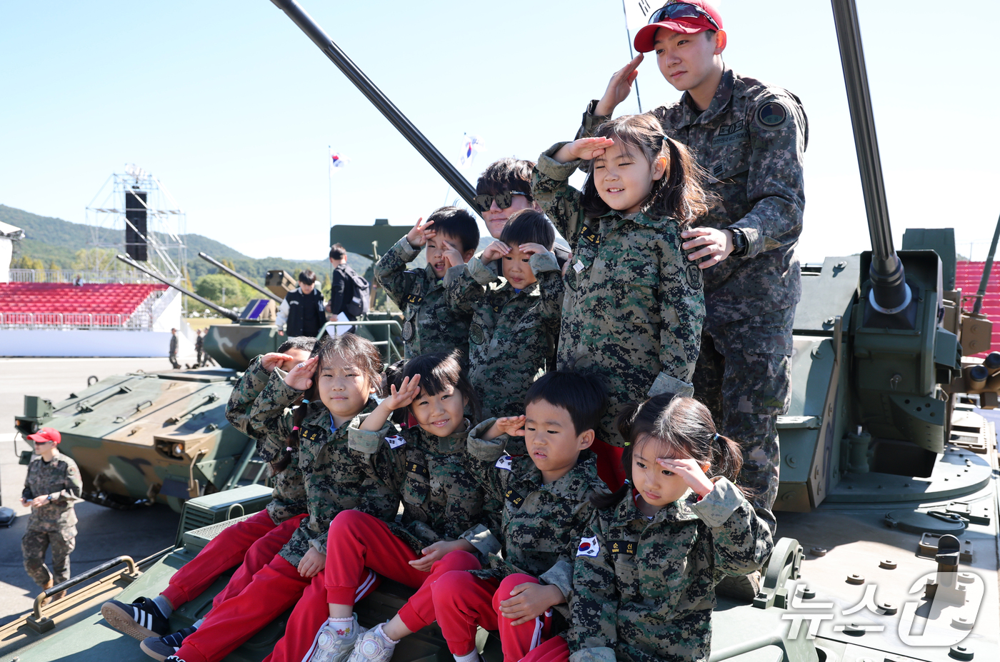 (계룡=뉴스1) 김기태 기자 = 2일 오전 충남 계룡대 활주로 일원에서 열린 계룡군문화축제에서 아이들이 군장비 체험을 하고 있다. 2026.10.2/뉴스1