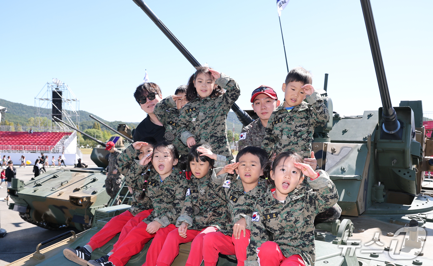 (계룡=뉴스1) 김기태 기자 = 2일 오전 충남 계룡대 활주로 일원에서 열린 계룡군문화축제에서 아이들이 군장비 체험을 하고 있다. 2026.10.2/뉴스1