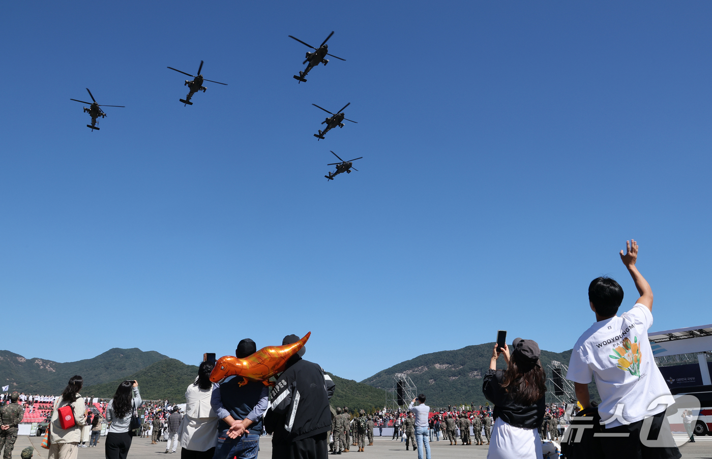 (계룡=뉴스1) 김기태 기자 = 2일 오전 충남 계룡대 활주로 일원에서 열린 계룡군문화축제를 찾은 관람객들이 AH-64E 아파치 가디언 공중 분열 관람하고 있다. 2026.10.2 …