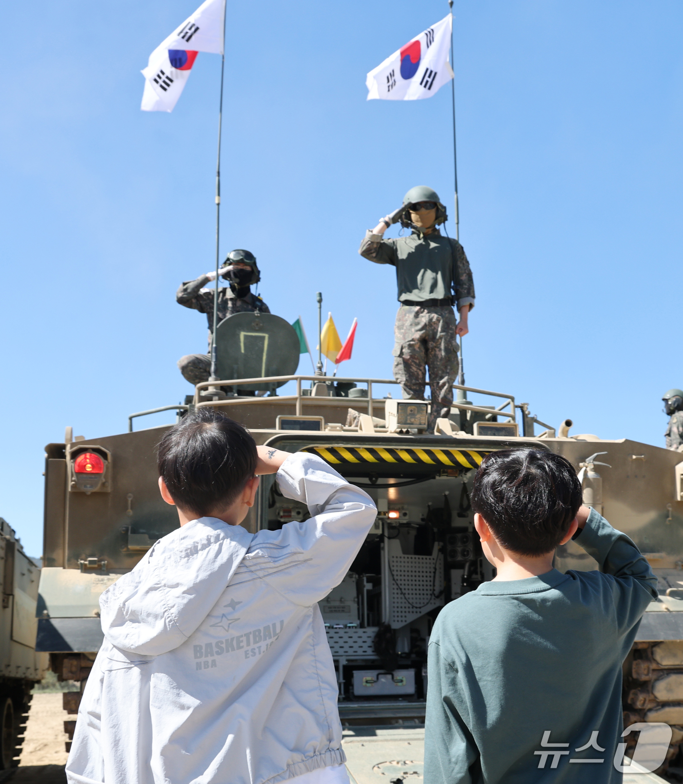 (계룡=뉴스1) 김기태 기자 = 2일 오전 충남 계룡대 활주로 일원에서 열린 계룡군문화축제에서 아이들이 군장비 체험을 마치고 군인에게 경례하고 있다. 2026.10.2/뉴스1