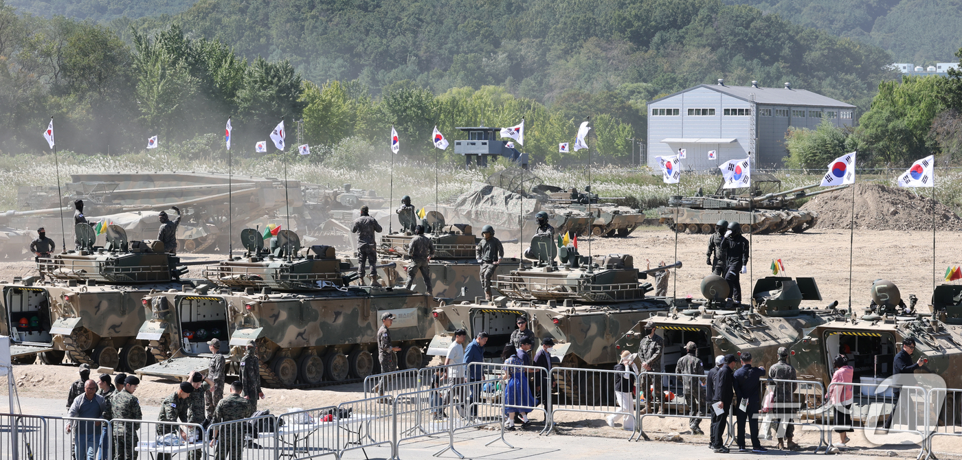 (계룡=뉴스1) 김기태 기자 = 2일 오전 충남 계룡대 활주로 일원에서 열린 계룡군문화축제를 찾은 관람객들이 군장비 체험을 하고 있다.2026.10.2/뉴스1