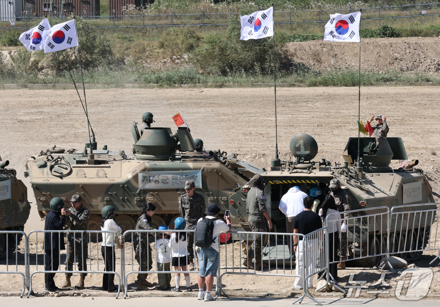 (계룡=뉴스1) 김기태 기자 = 2일 오전 충남 계룡대 활주로 일원에서 열린 계룡군문화축제를 찾은 관람객들이 군장비 체험을 하고 있다. 2026.10.2/뉴스1