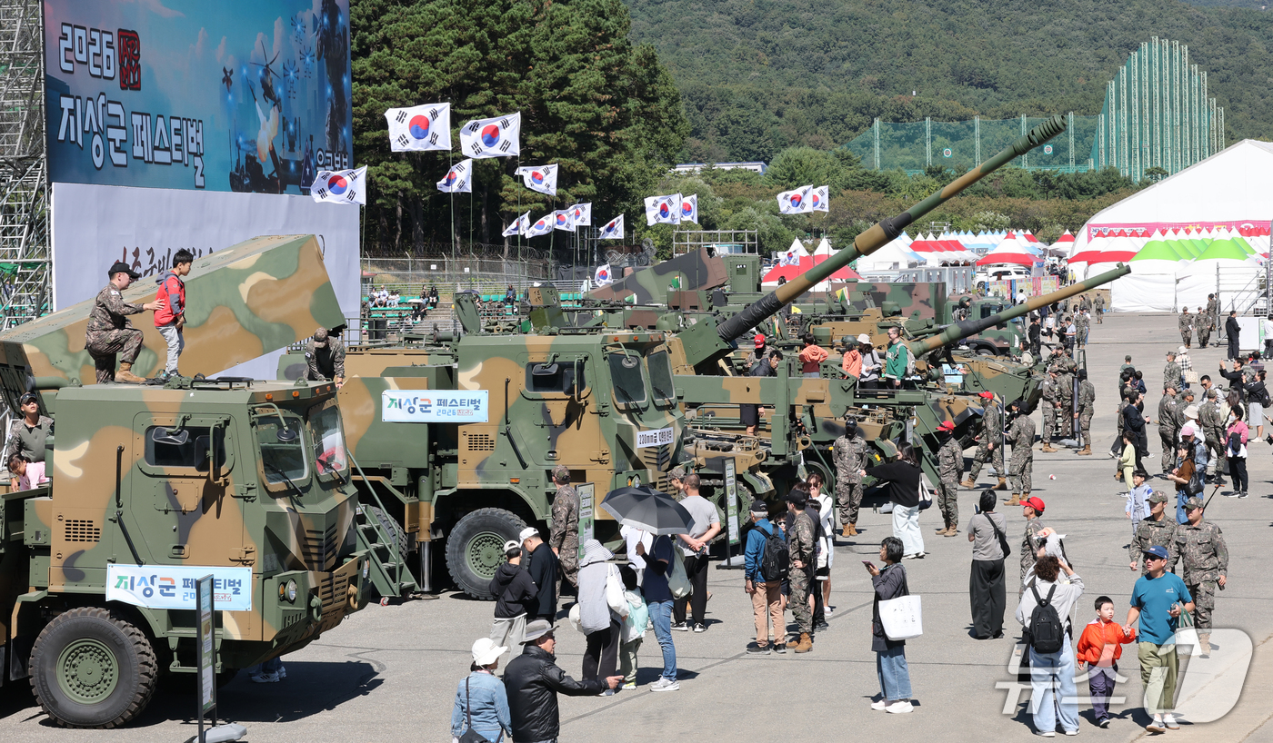 (계룡=뉴스1) 김기태 기자 = 2일 오전 충남 계룡대 활주로 일원에서 열린 계룡군문화축제를 찾은 관람객들이 군장비 체험을 하고 있다. 2026.10.2/뉴스1