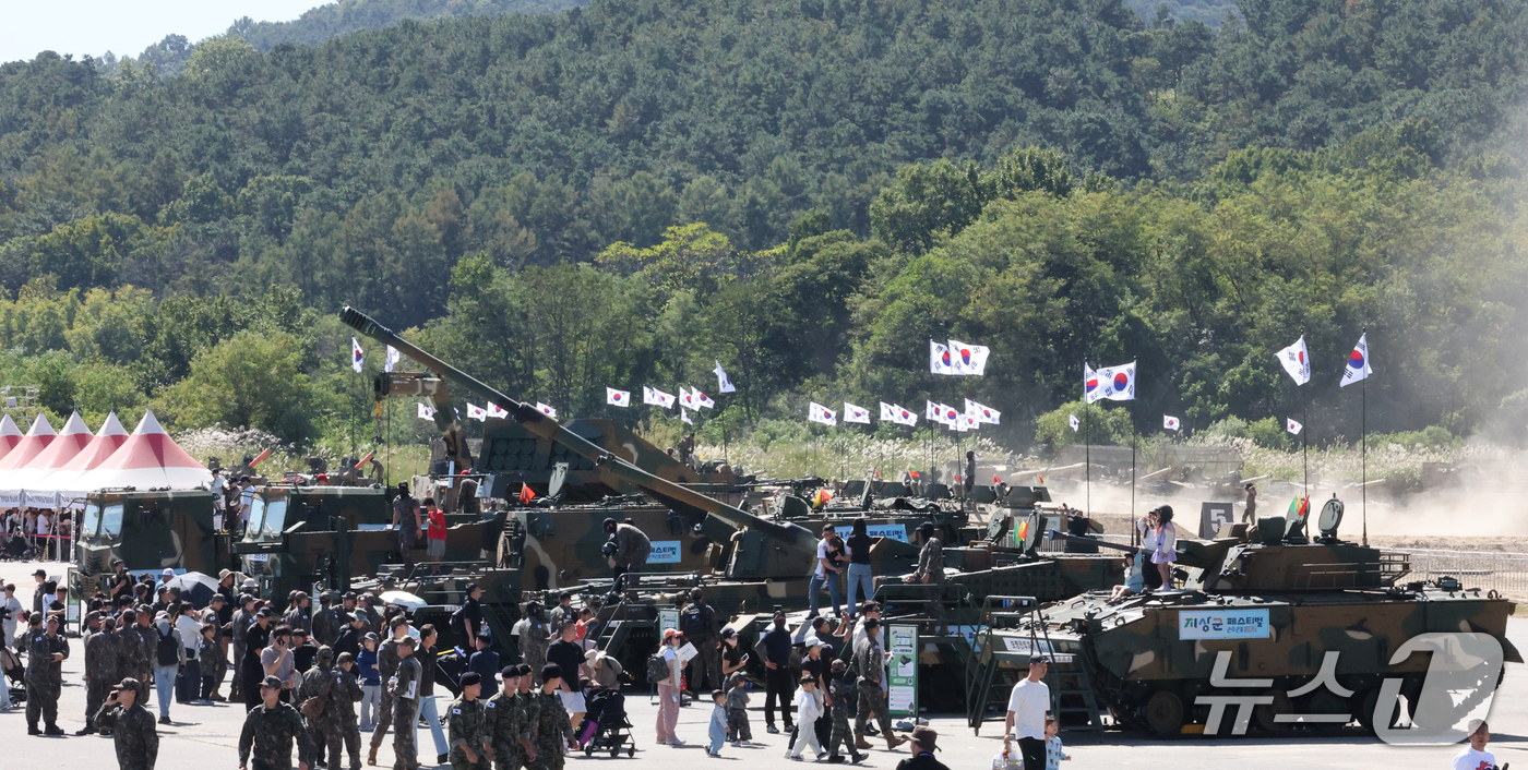 (계룡=뉴스1) 김기태 기자 = 2일 오전 충남 계룡대 활주로 일원에서 열린 계룡군문화축제를 찾은 관람객들이 군장비 체험을 하고 있다. 2026.10.2/뉴스1