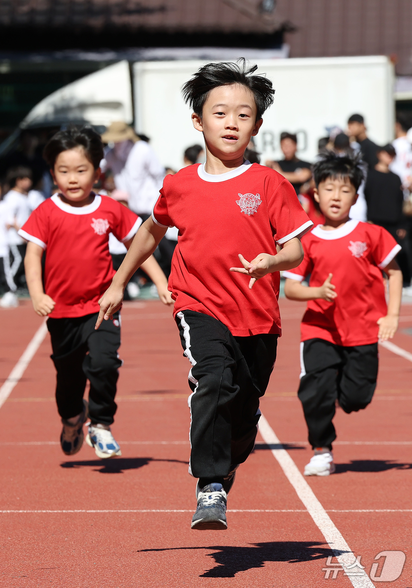 (대구=뉴스1) 공정식 기자 = 2일 대구 중구 경북대학교 사범대학 부설 초등학교에서 열린 가을운동회에 참가한 1학년 학생들이 50m를 힘차게 달리고 있다. 2026.10.2/뉴스 …
