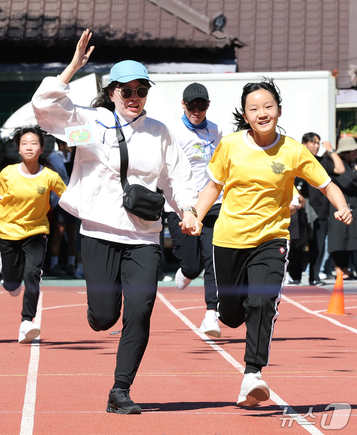 (대구=뉴스1) 공정식 기자 = 2일 대구 중구 경북대학교 사범대학 부설 초등학교에서 열린 가을운동회에 참가한 6학년 학생들이 손님 모시고 달리기 미션에 도전하고 있다. 2026. …