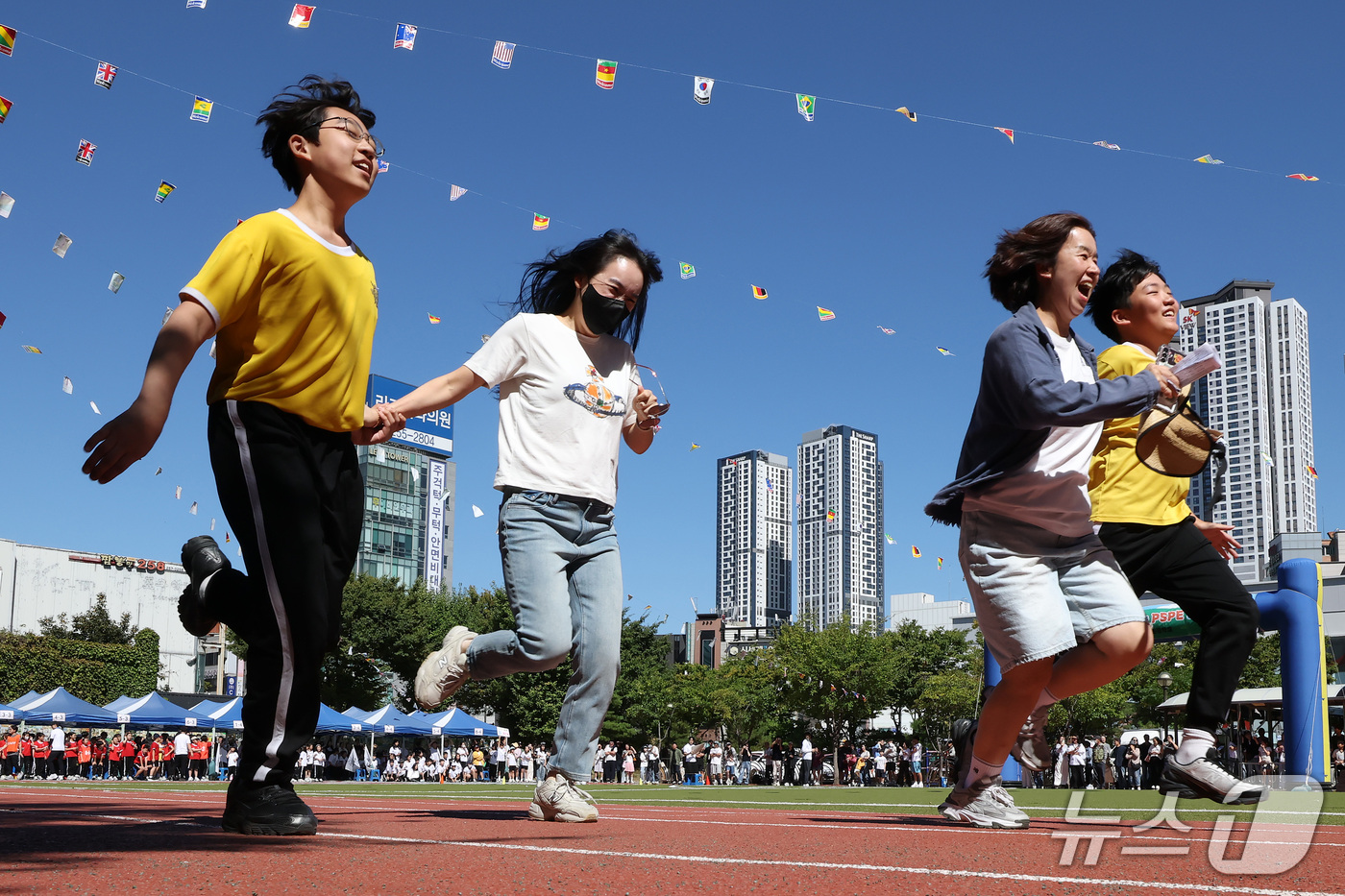 (대구=뉴스1) 공정식 기자 = 2일 대구 중구 경북대학교 사범대학 부설 초등학교에서 열린 가을운동회에 참가한 6학년 학생들이 손님 모시고 달리기 미션에 도전하고 있다. 2026. …