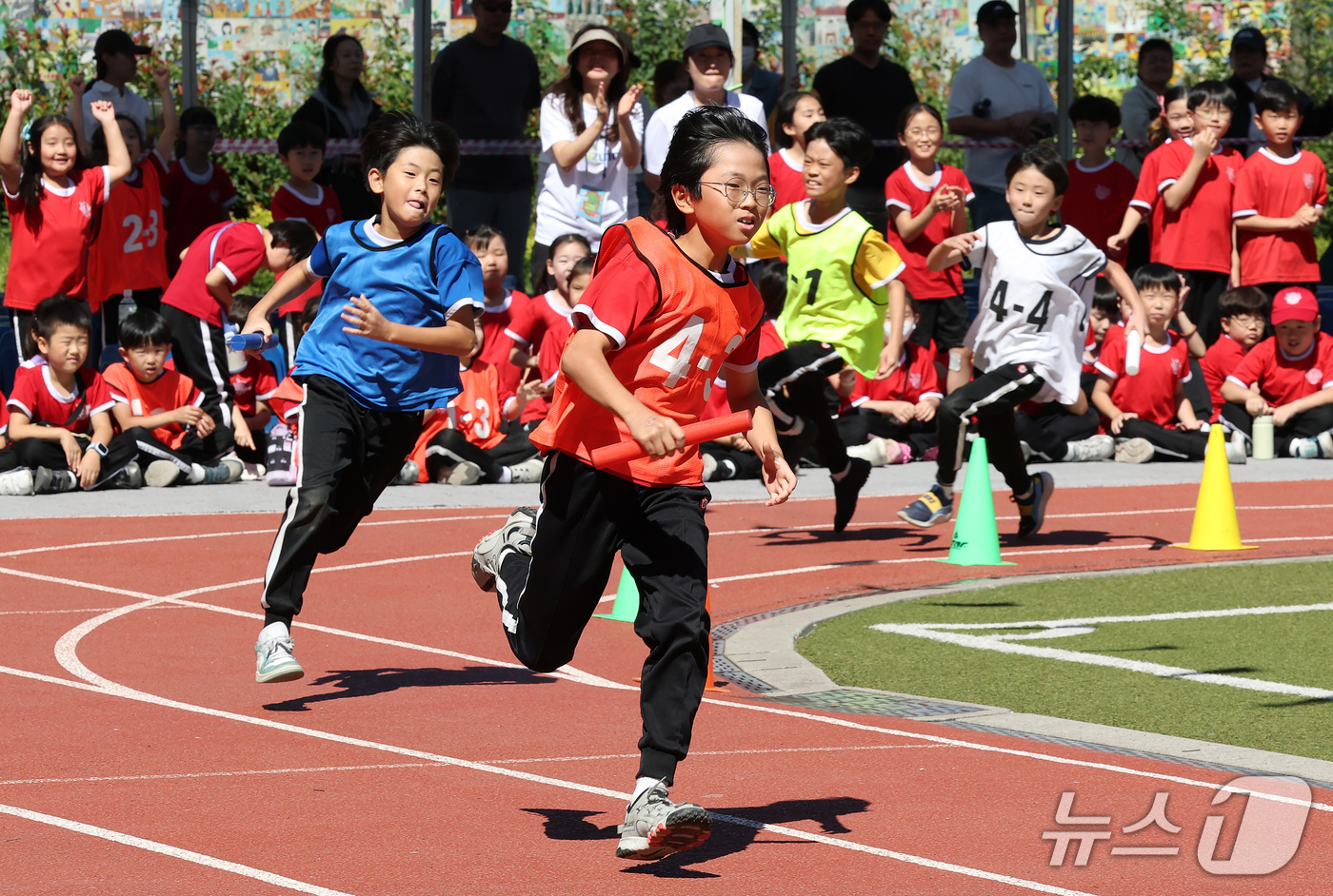 (대구=뉴스1) 공정식 기자 = 2일 대구 중구 경북대학교 사범대학 부설 초등학교에서 열린 가을운동회에 참가한 4~6학년 학생들이 이어달리기에 출전해 힘차게 달리고 있다. 2026 …