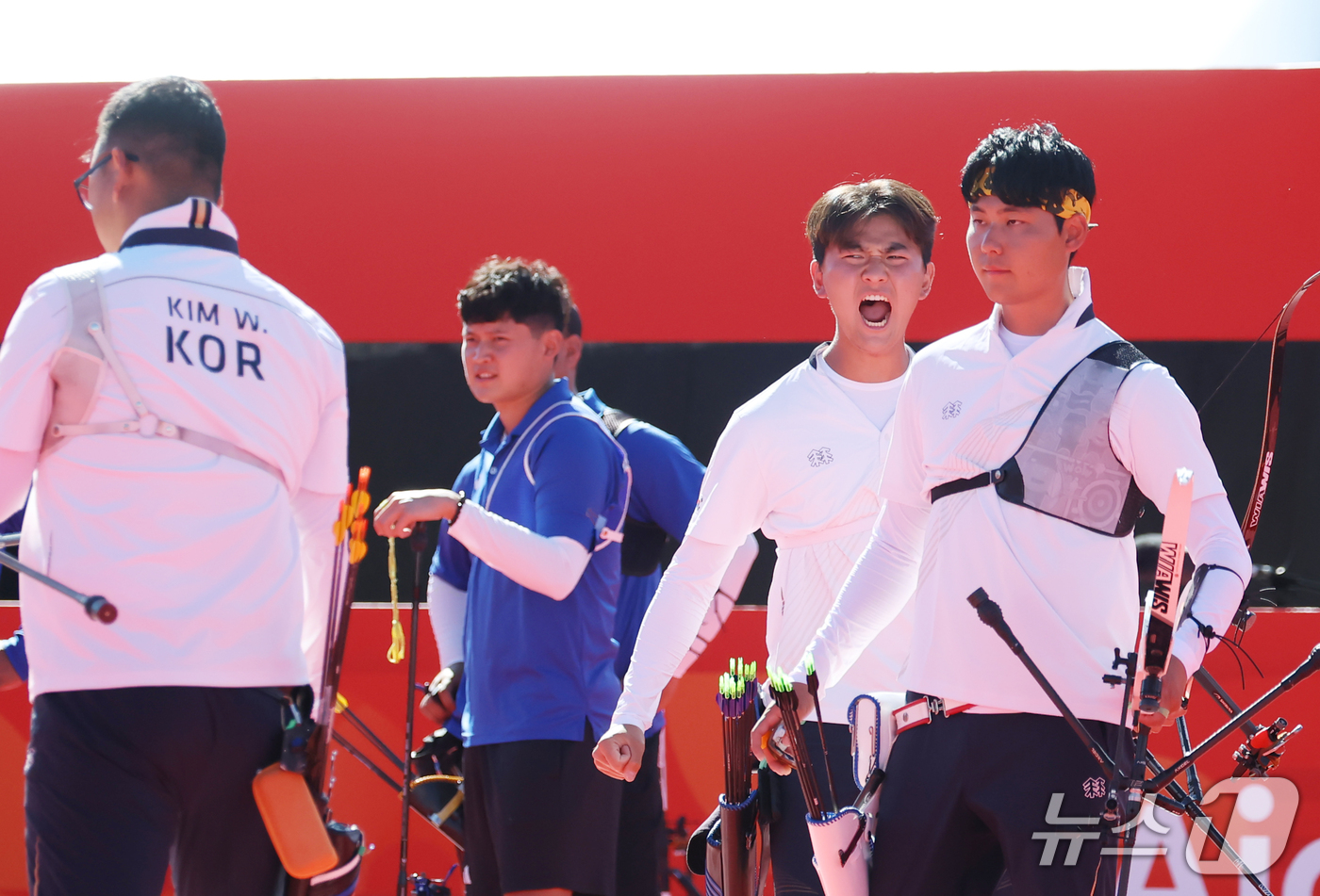 (오카자키=뉴스1) 김민지 기자 = 대한민국 김우진, 이우석, 김제덕이 2일 일본 오카자키 중앙종합공원 다목적광장에서 열린 2026 아이치·나고야 아시안게임 양궁 리커브 남자 단체 …