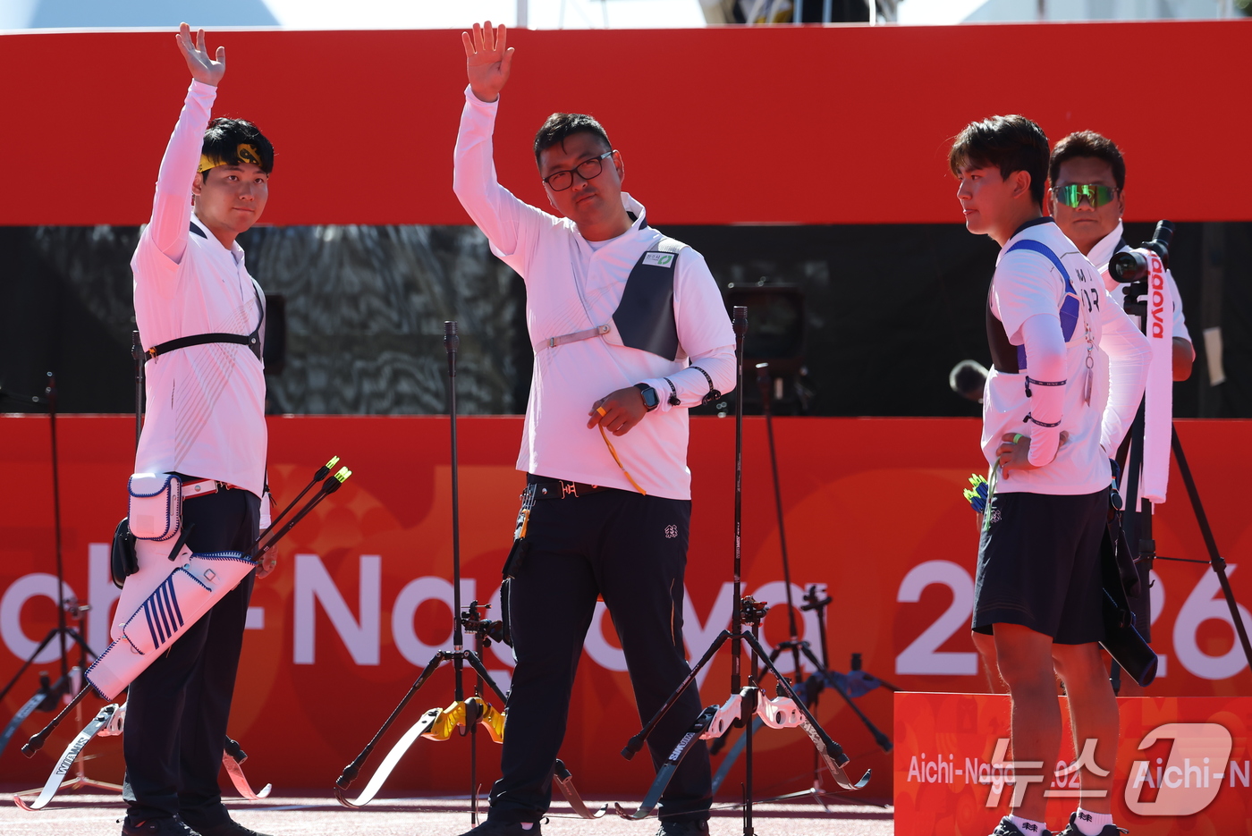 (오카자키=뉴스1) 김민지 기자 = 대한민국 김우진, 이우석, 김제덕이 2일 일본 오카자키 중앙종합공원 다목적광장에서 열린 2026 아이치·나고야 아시안게임 양궁 리커브 남자 단체 …