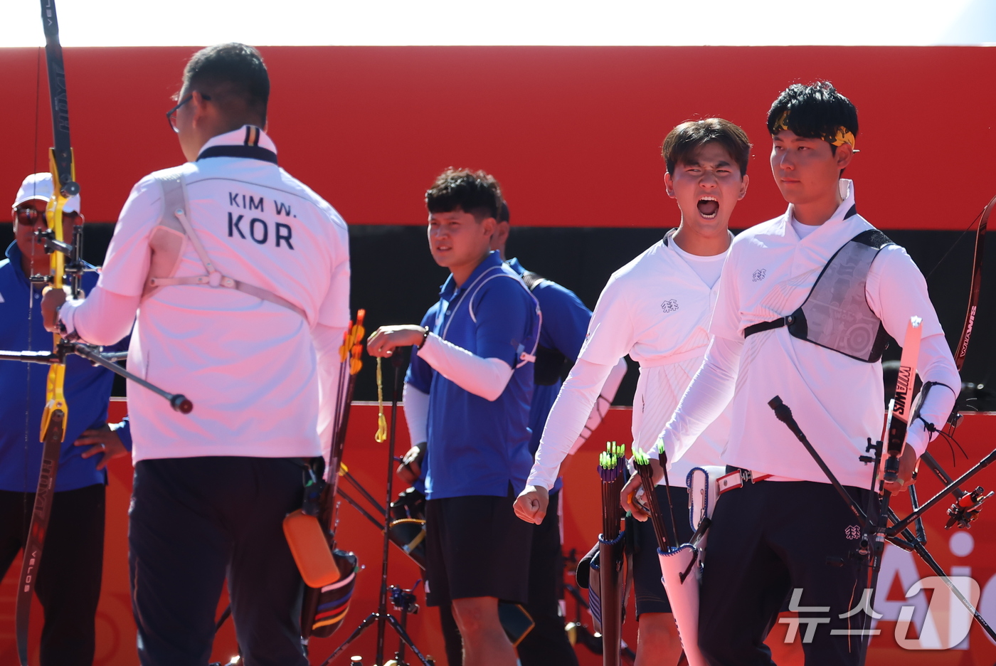 (오카자키=뉴스1) 김민지 기자 = 대한민국 김우진, 이우석, 김제덕이 2일 일본 오카자키 중앙종합공원 다목적광장에서 열린 2026 아이치·나고야 아시안게임 양궁 리커브 남자 단체 …