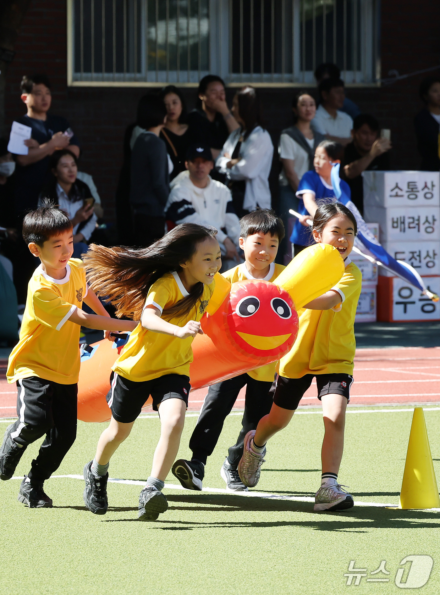 (대구=뉴스1) 공정식 기자 = 2일 대구 중구 경북대학교 사범대학 부설 초등학교에서 열린 가을운동회에 참가한 학생들이 애벌레 릴레이에 출전해 힘차게 달리고 있다. 2026.10. …