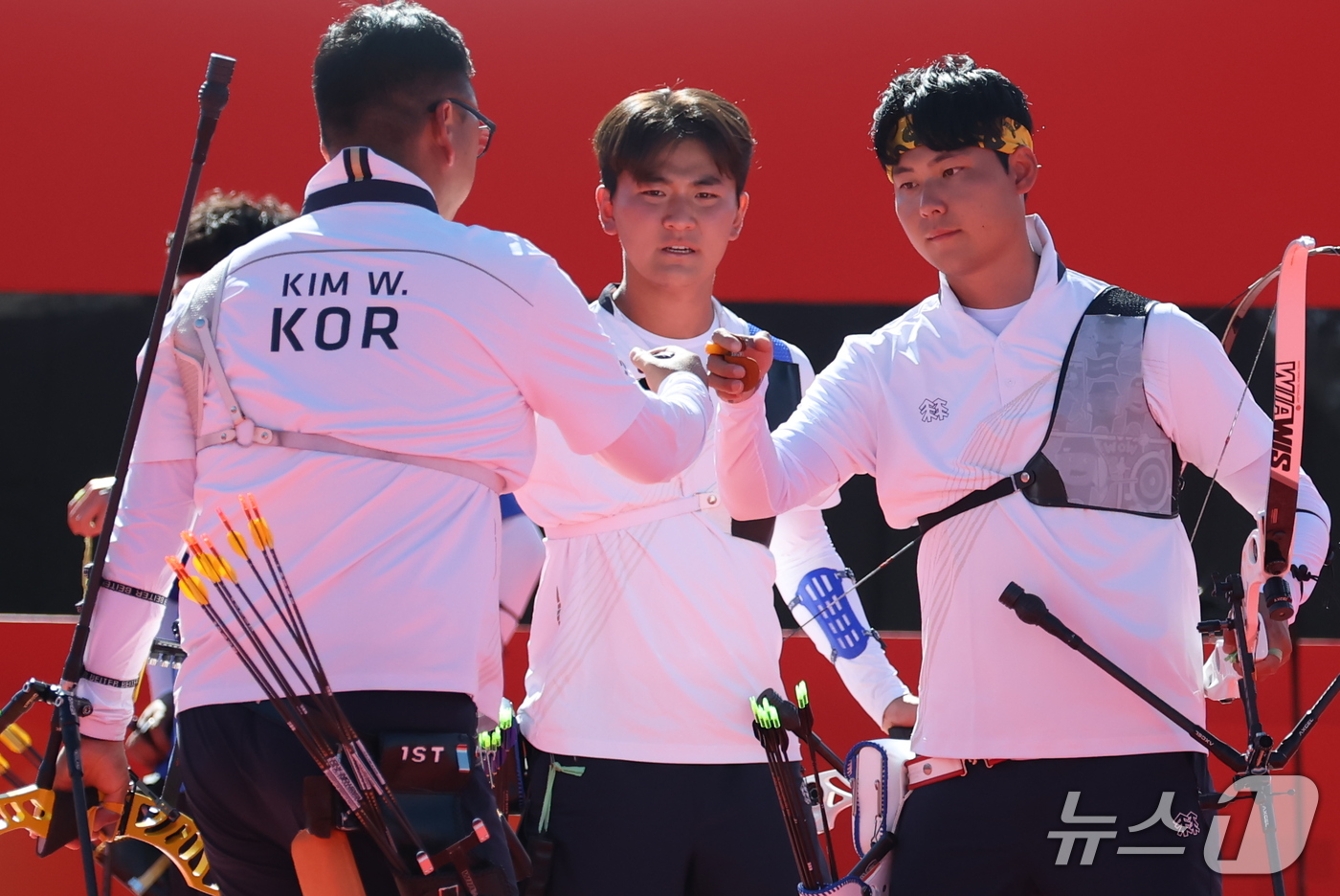 (오카자키=뉴스1) 김민지 기자 = 대한민국 김우진, 이우석, 김제덕이 2일 일본 오카자키 중앙종합공원 다목적광장에서 열린 2026 아이치·나고야 아시안게임 양궁 리커브 남자 단체 …