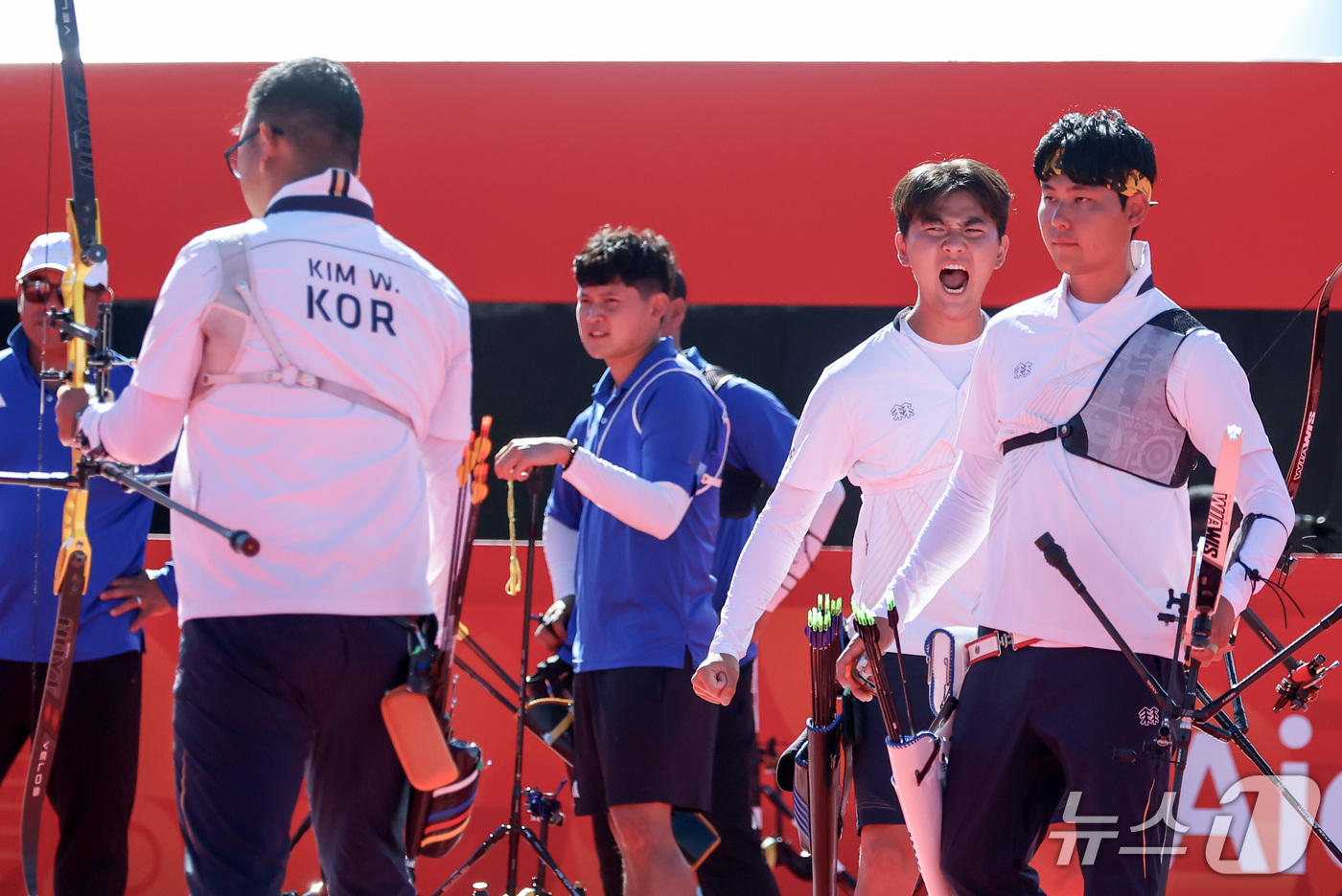 (오카자키=뉴스1) 김민지 기자 = 대한민국 김우진, 이우석, 김제덕이 2일 일본 오카자키 중앙종합공원 다목적광장에서 열린 2026 아이치·나고야 아시안게임 양궁 리커브 남자 단체 …