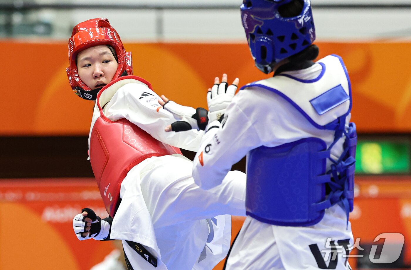 본문 이미지 - 대한민국 이유민이 2일 일본 도요하시 체육관에서 열린 2026 아이치·나고야 아시안게임 태권도 겨루기 여자 -49kg급 16강에서 베트남 응우옌 티 로운과 맞대결을 하고 있다. 2026.10.2 ⓒ 뉴스1 김도우 기자