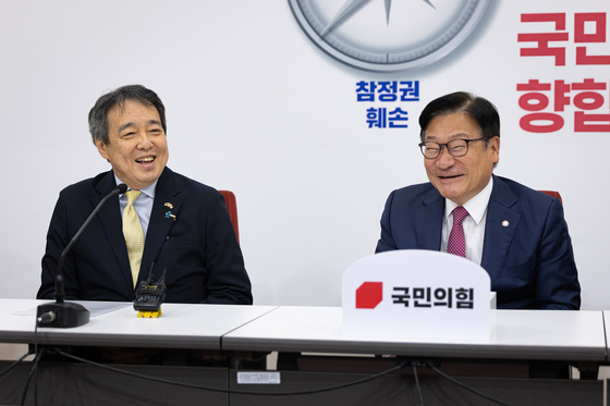 미소 짓는 정점식 원내대표와 미즈시마 고이치 주한일본대사