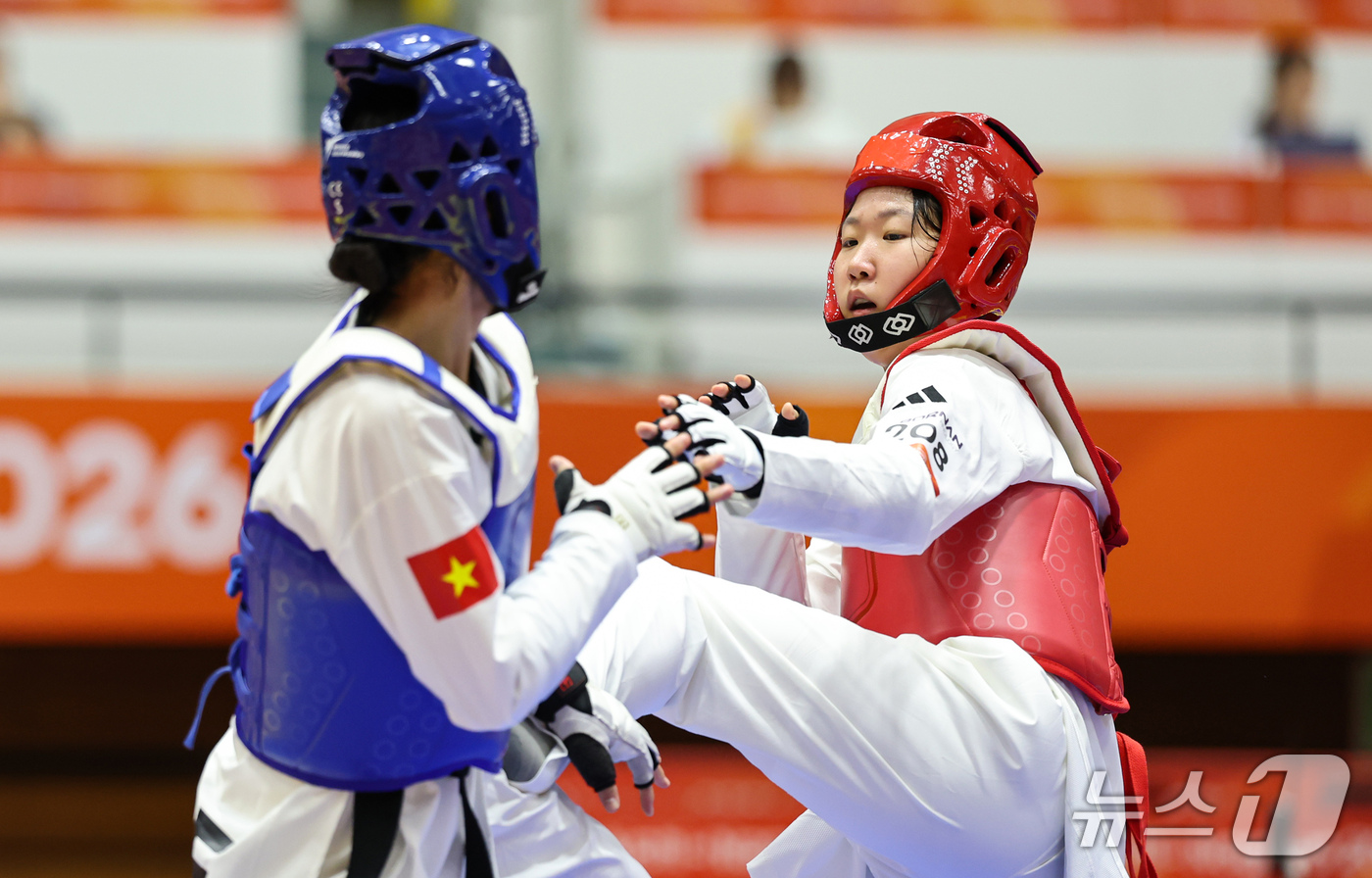 (도요하시=뉴스1) 김도우 기자 = 대한민국 이유민이 2일 일본 도요하시 체육관에서 열린 2026 아이치·나고야 아시안게임 태권도 겨루기 여자 -49kg급 16강에서 베트남 응우옌 …