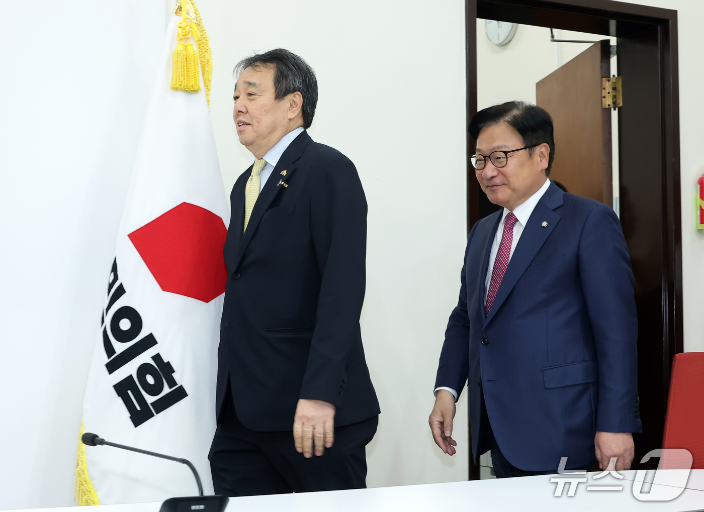 (서울=뉴스1) 유승관 기자 = 정점식 국민의힘 원내대표가 2일 서울 여의도 국회에서 미즈시마 고이치 주한일본대사를 접견, 함께 입장하고 있다. (공동취재) 2026.10.2/뉴스 …