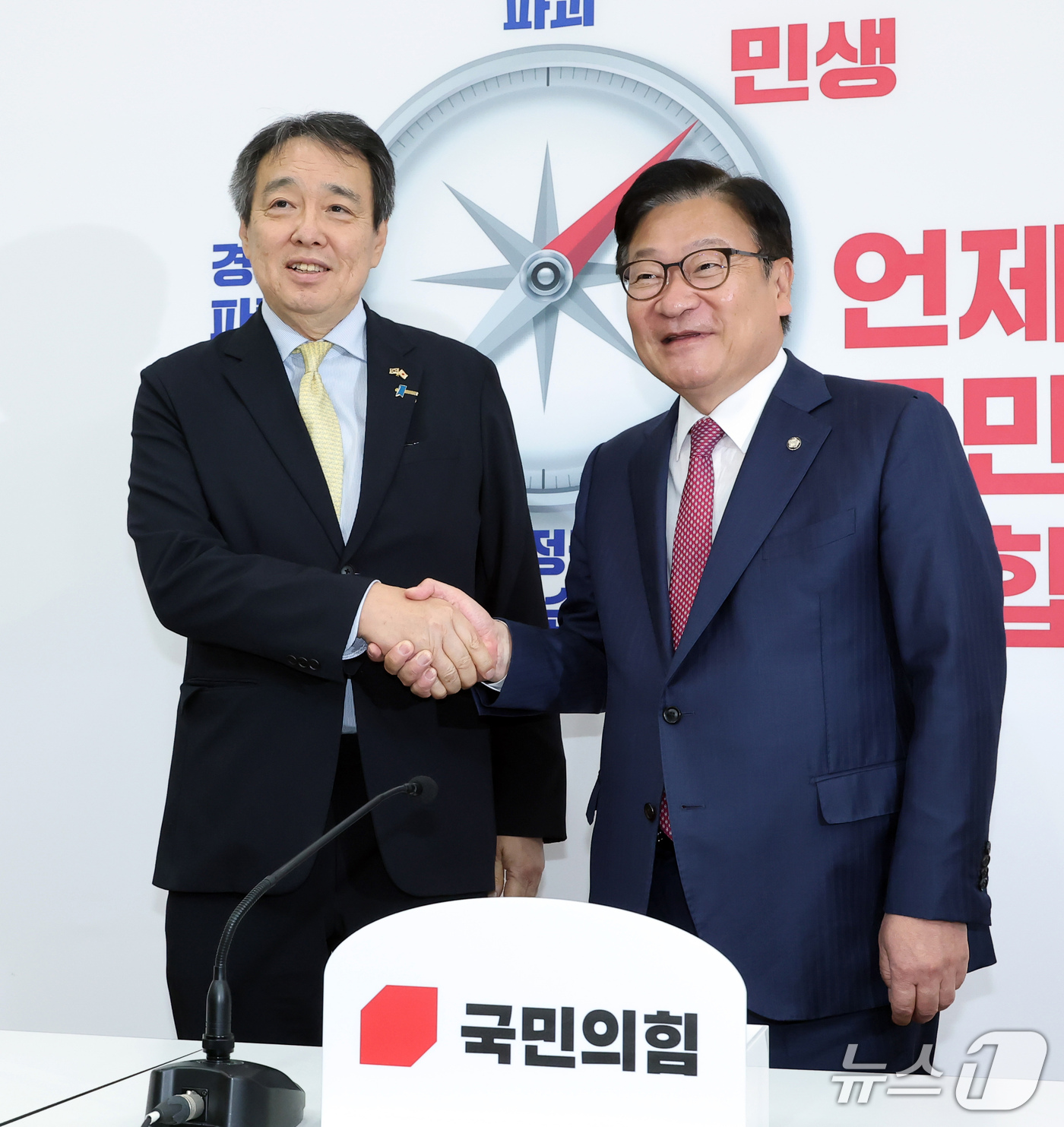 (서울=뉴스1) 유승관 기자 = 정점식 국민의힘 원내대표가 2일 서울 여의도 국회에서 미즈시마 고이치 주한일본대사를 접견, 기념 촬영을 하고 있다. (공동취재) 2026.10.2/ …