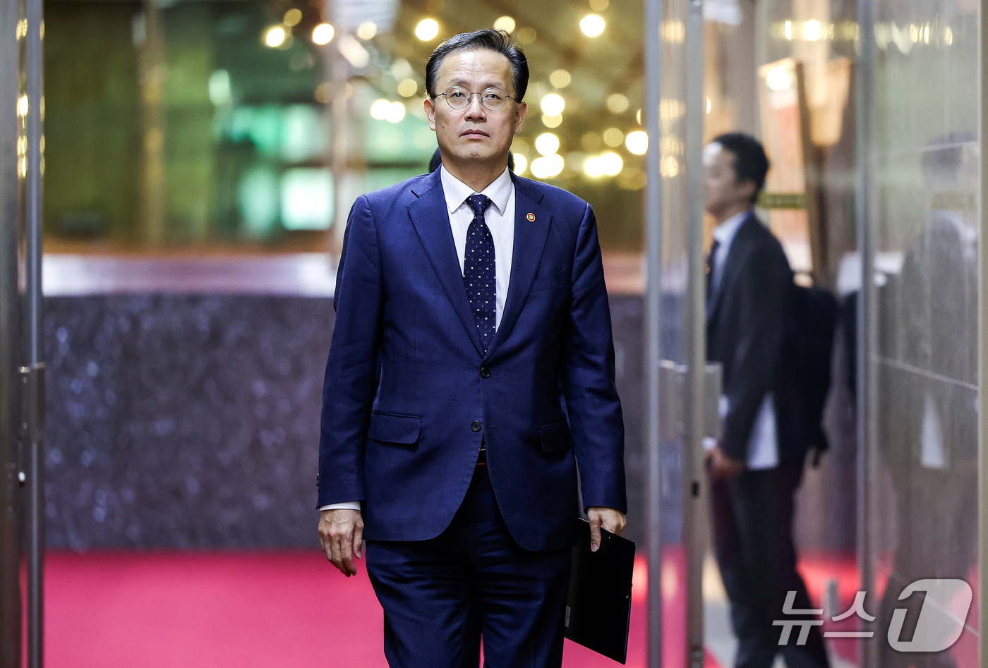 (서울=뉴스1) 유승관 기자 = 이형일 부총리 겸 재정경제부 장관이 2일 서울 여의도 국회에서 조정식 국회의장을 예방하기 위해 이동하고 있다. (공동취재) 2026.10.2/뉴스1 …