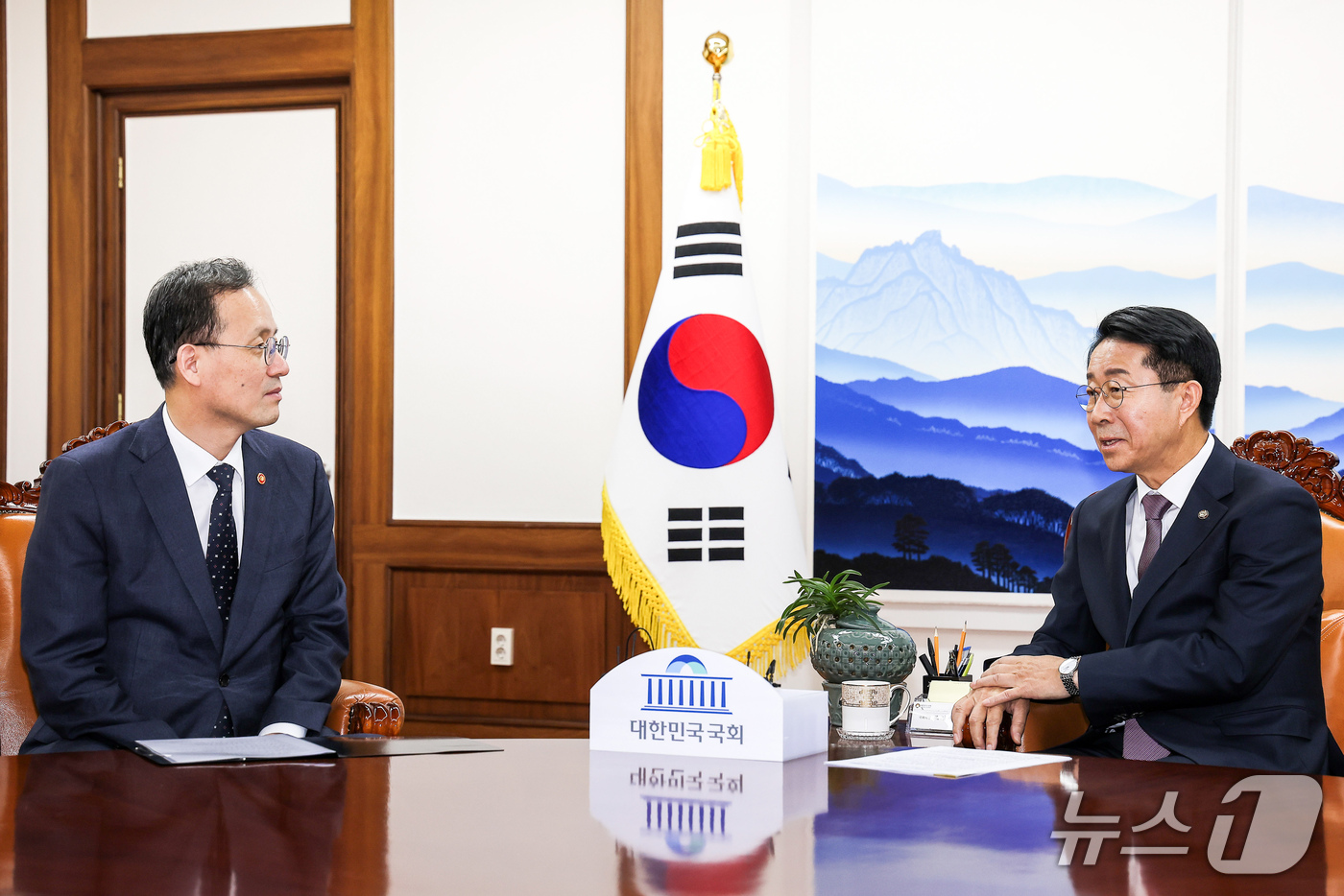 (서울=뉴스1) 유승관 기자 = 조정식 국회의장이 2일 서울 여의도 국회에서 이형일 부총리 겸 재정경제부 장관을 접견하고 있다. (공동취재) 2026.10.2/뉴스1