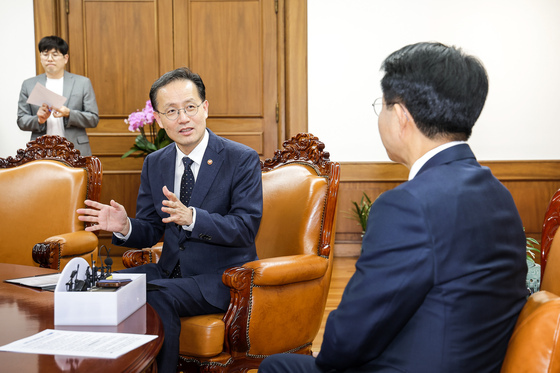 조정식 국회의장 예방한 이형일 부총리