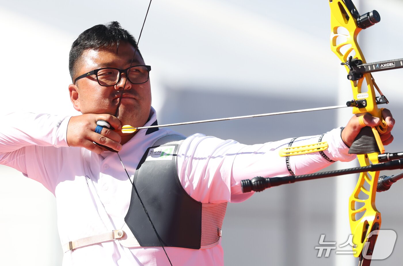 본문 이미지 - 대한민국 김우진이 2일 일본 오카자키 중앙종합공원 다목적광장에서 열린 2026 아이치·나고야 아시안게임 양궁 리커브 남자 단체전 준결승 대한민국과 대만의 경기에서 활시위를 당기고 있다. 2026.10.2 ⓒ 뉴스1 김민지 기자