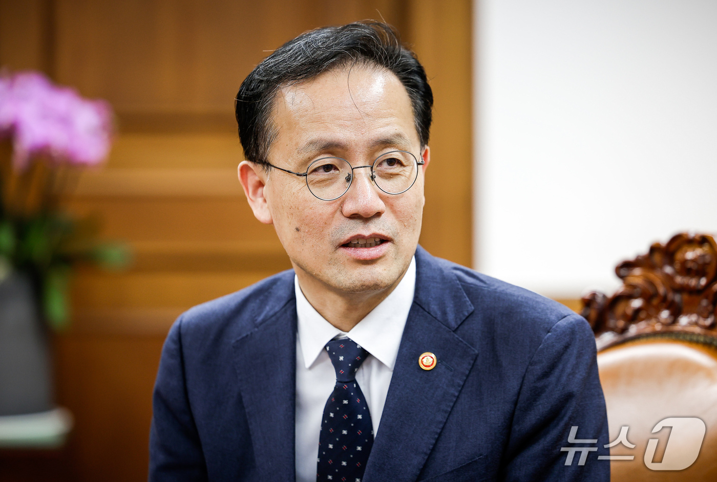 (서울=뉴스1) 유승관 기자 = 이형일 부총리 겸 재정경제부 장관이 2일 서울 여의도 국회에서 조정식 국회의장을 예방하고 있다. (공동취재) 2026.10.2/뉴스1