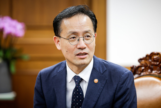 국회 찾은 이형일 부총리, 조정식 국회의장 예방