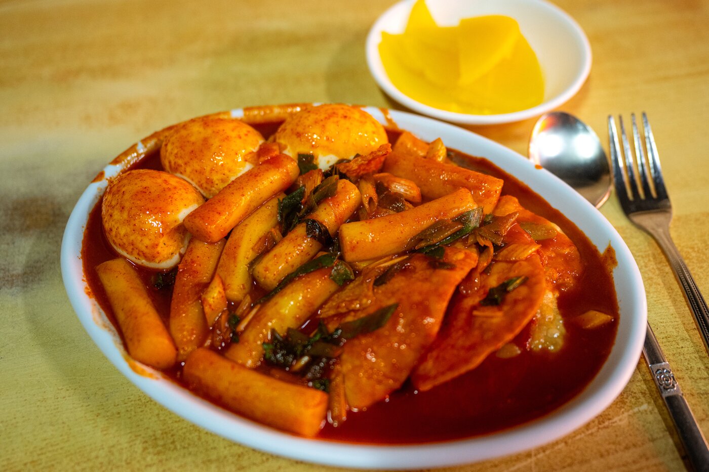 본문 이미지 - 매콤칼칼한 정통 레트로 떡볶이(서울관광재단 제공)