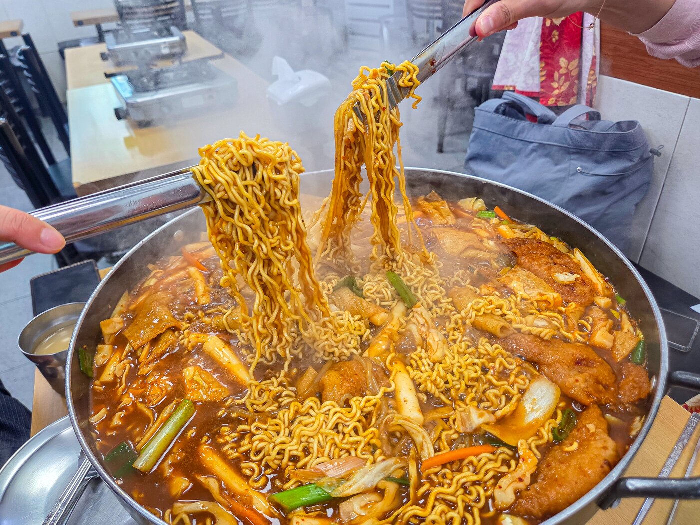 본문 이미지 -  테이블 위에서 직접 끓여 먹는 '즉석떡볶이' (서울관광재단 제공)