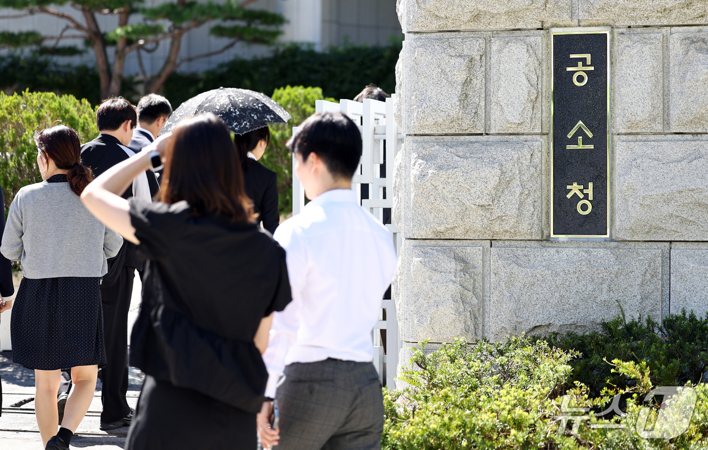 (서울=뉴스1) 최지환 기자 = 공소청·중대범죄수사청이 출범한 2일 서울 서초구 공소청에서 직원들이 이동하고 있다. 2026.10.2/뉴스1