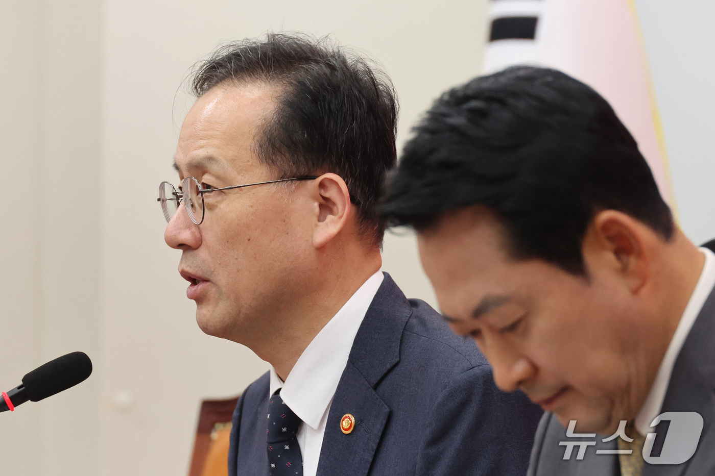 (서울=뉴스1) 신웅수 기자 = 이형일 부총리 겸 재정경제부 장관이 2일 서울 여의도 국회에서 장동혁 국민의힘 대표를 예방하고 있다. 2026.10.2/뉴스1