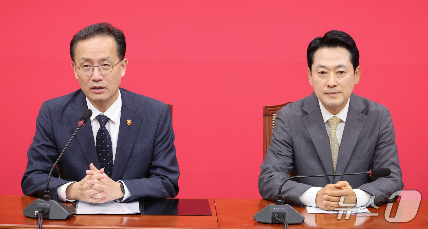 (서울=뉴스1) 신웅수 기자 = 이형일 부총리 겸 재정경제부 장관이 2일 서울 여의도 국회에서 장동혁 국민의힘 대표를 예방하고 있다. 2026.10.2/뉴스1