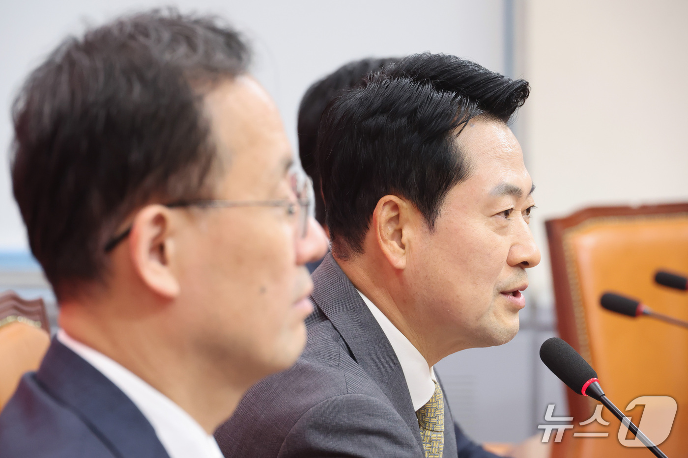 (서울=뉴스1) 신웅수 기자 = 장동혁 국민의힘 대표가 2일 서울 여의도 국회에서 이형일 부총리 겸 재정경제부 장관을 접견하며 인사말을 하고 있다. 2026.10.2/뉴스1
