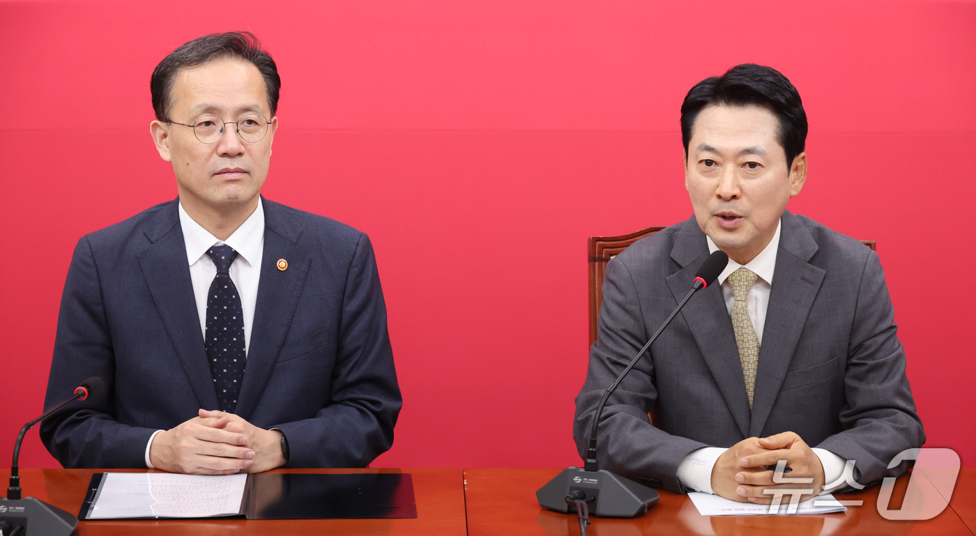 (서울=뉴스1) 신웅수 기자 = 장동혁 국민의힘 대표가 2일 서울 여의도 국회에서 이형일 부총리 겸 재정경제부 장관을 접견하며 인사말을 하고 있다. 2026.10.2/뉴스1