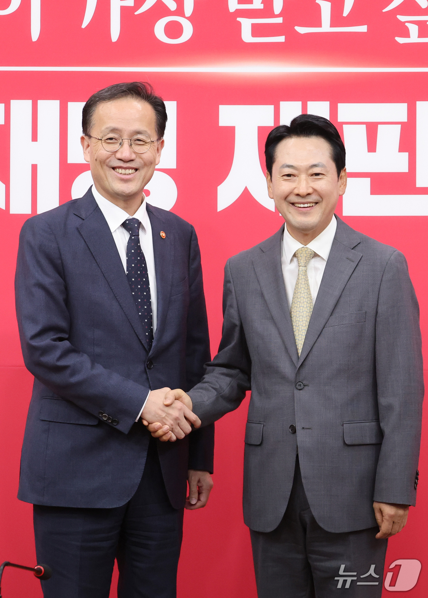 (서울=뉴스1) 신웅수 기자 = 장동혁 국민의힘 대표가 2일 서울 여의도 국회에서 이형일 부총리 겸 재정경제부 장관을 접견하며 악수하고 있다. 2026.10.2/뉴스1