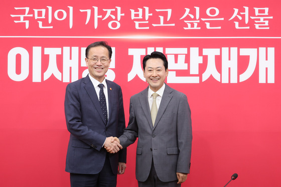 기념촬영하는 장동혁·이형일