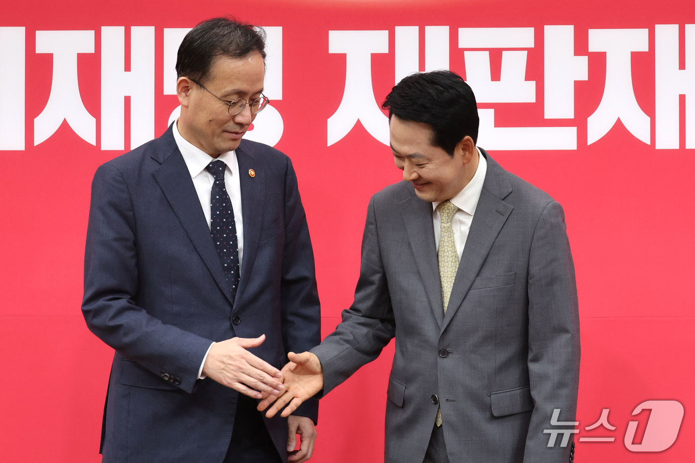 (서울=뉴스1) 신웅수 기자 = 장동혁 국민의힘 대표가 2일 서울 여의도 국회에서 이형일 부총리 겸 재정경제부 장관을 접견하며 악수하고 있다. 2026.10.2/뉴스1