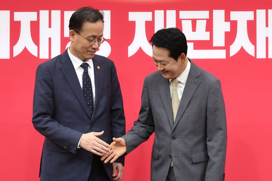 악수하는 장동혁 대표