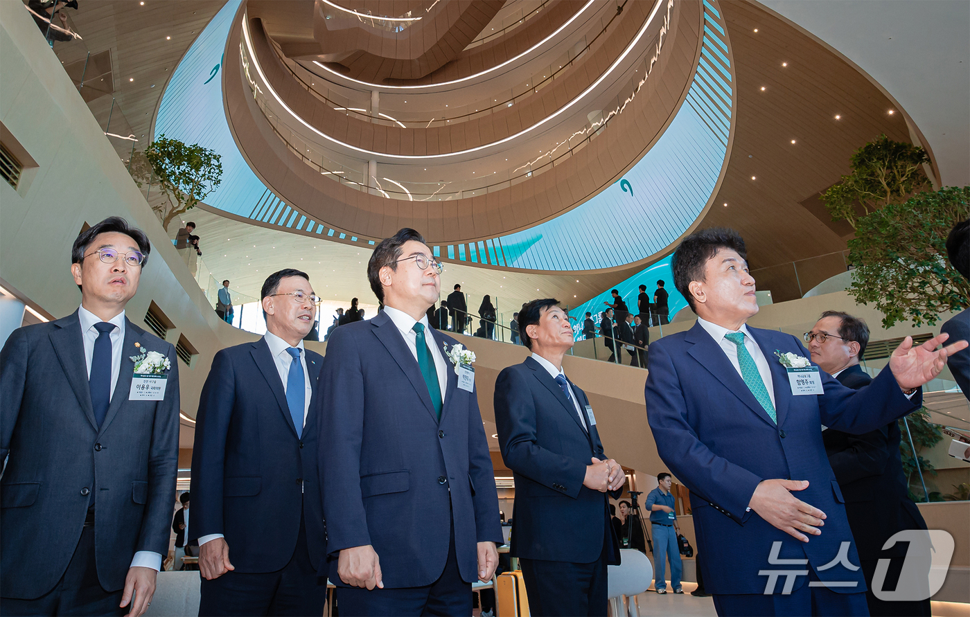 (서울=뉴스1) = 함영주 하나금융그룹 회장(첫 번째 줄 왼쪽 세 번째)이 2일 인천 청라국제도시에서 열린 하나금융그룹 청라 헤드쿼터 오프닝 행사에서 참석자들에게 청라 헤드쿼터 내 …