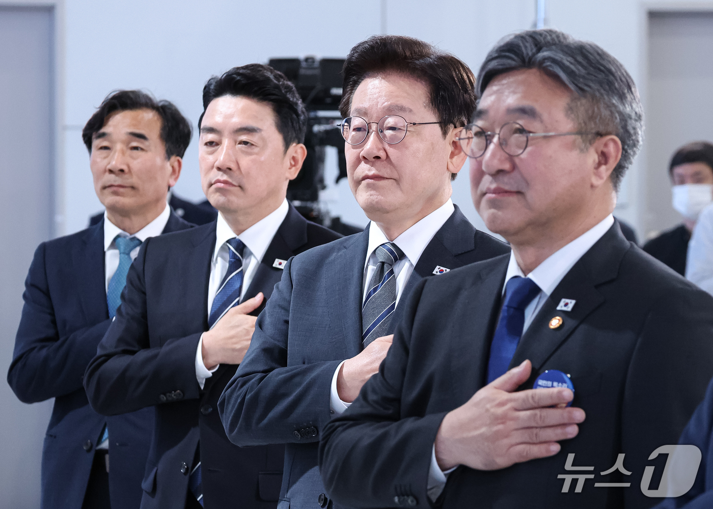 (세종=뉴스1) 이재명 기자 = 이재명 대통령이 2일 세종에서 열린 민원 혁신 사례보고회에서 국민의례를 하고 있다. (청와대통신사진기자단) 2026.10.2/뉴스1