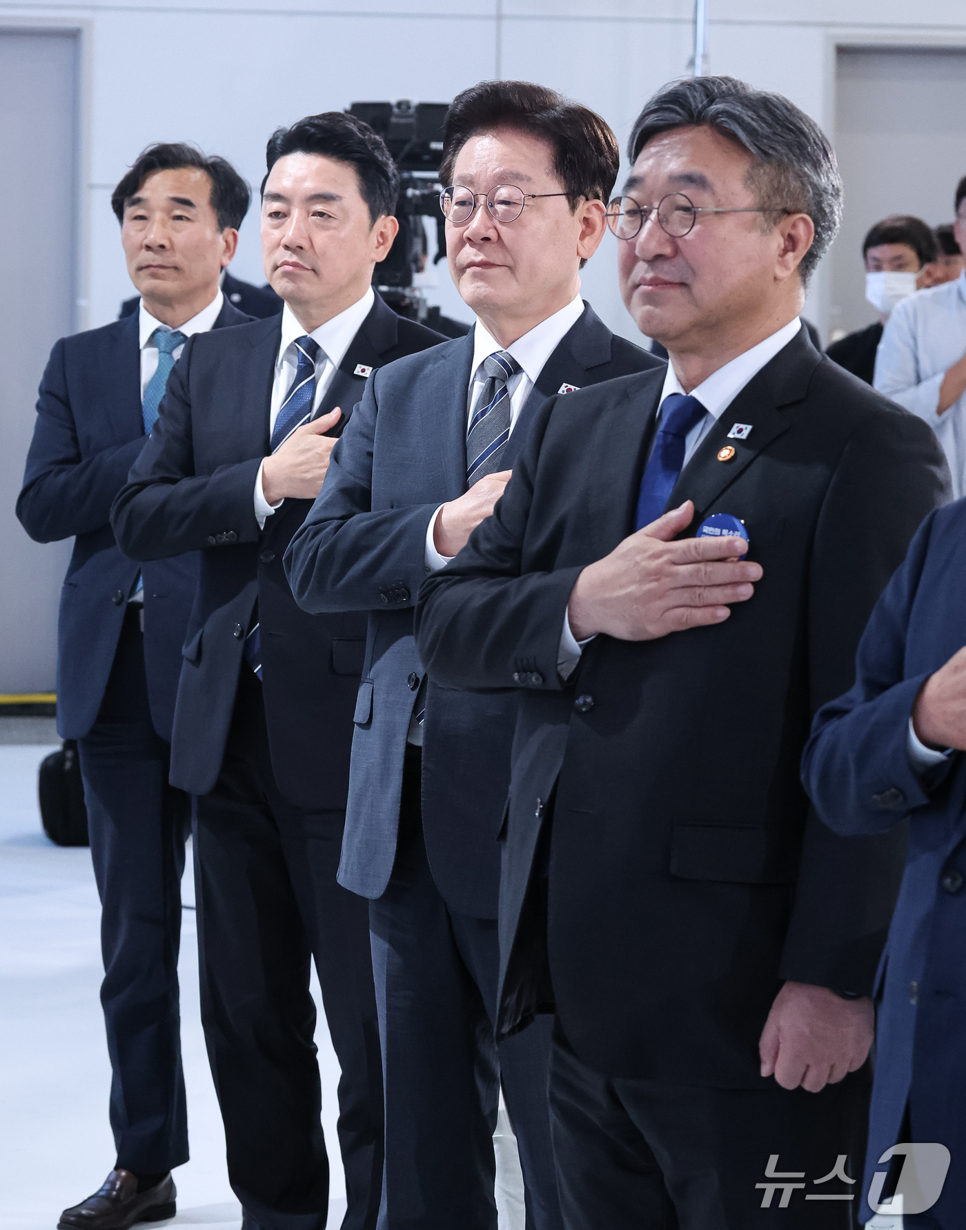 (세종=뉴스1) 이재명 기자 = 이재명 대통령이 2일 세종에서 열린 민원 혁신 사례보고회에서 국민의례를 하고 있다. (청와대통신사진기자단) 2026.10.2/뉴스1