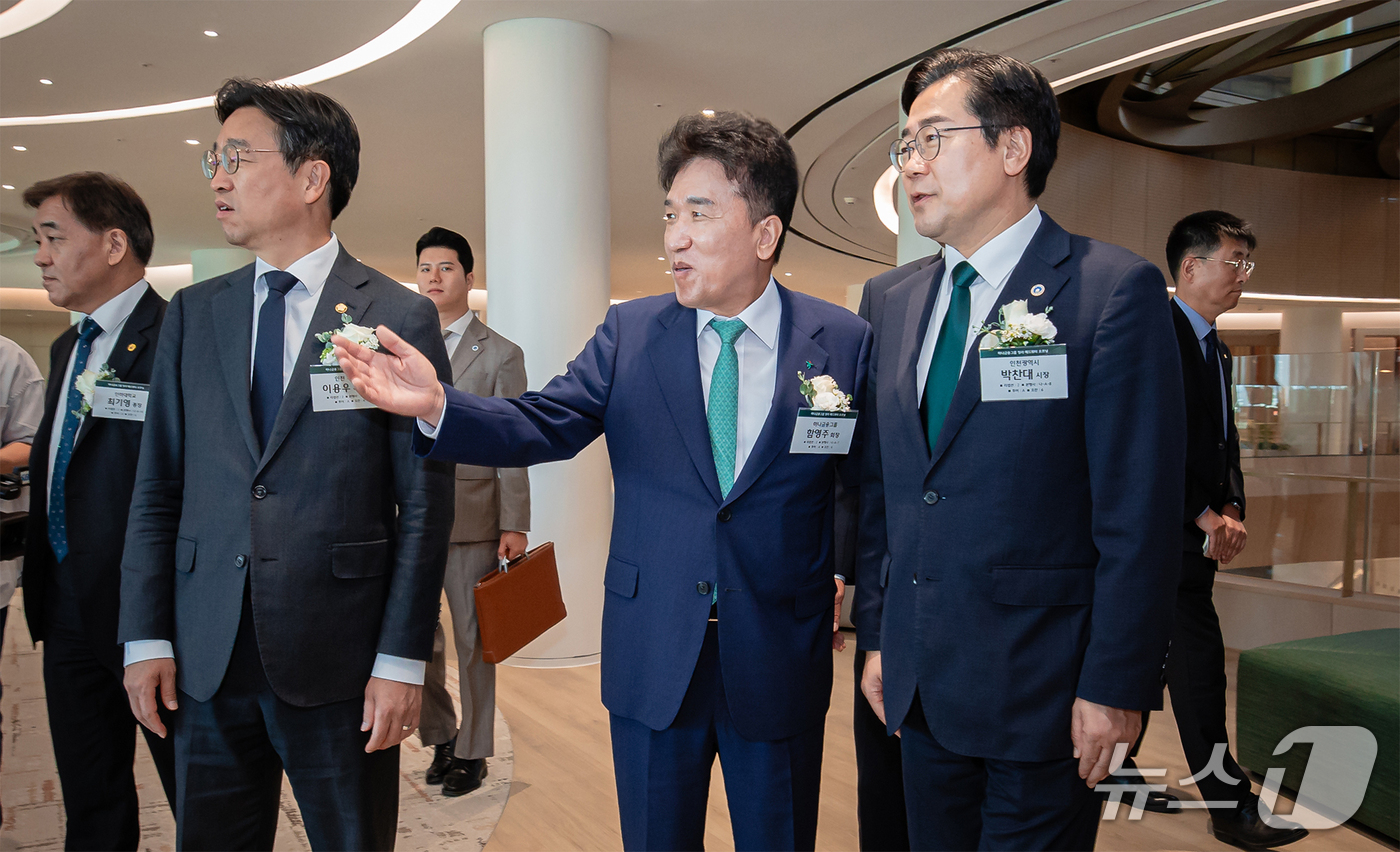 (서울=뉴스1) = 함영주 하나금융그룹 회장(첫 번째 줄 왼쪽 세 번째)이 2일 인천 청라국제도시에서 열린 하나금융그룹 청라 헤드쿼터 오프닝 행사에서 참석자들에게 청라 헤드쿼터 외 …