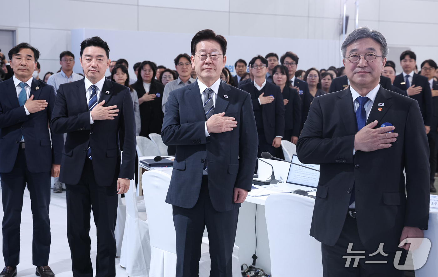 (세종=뉴스1) 이재명 기자 = 이재명 대통령이 2일 세종에서 열린 민원 혁신 사례보고회에서 국민의례를 하고 있다. (청와대통신사진기자단) 2026.10.2/뉴스1