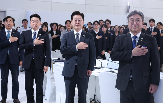국민의례 하는 이재명 대통령