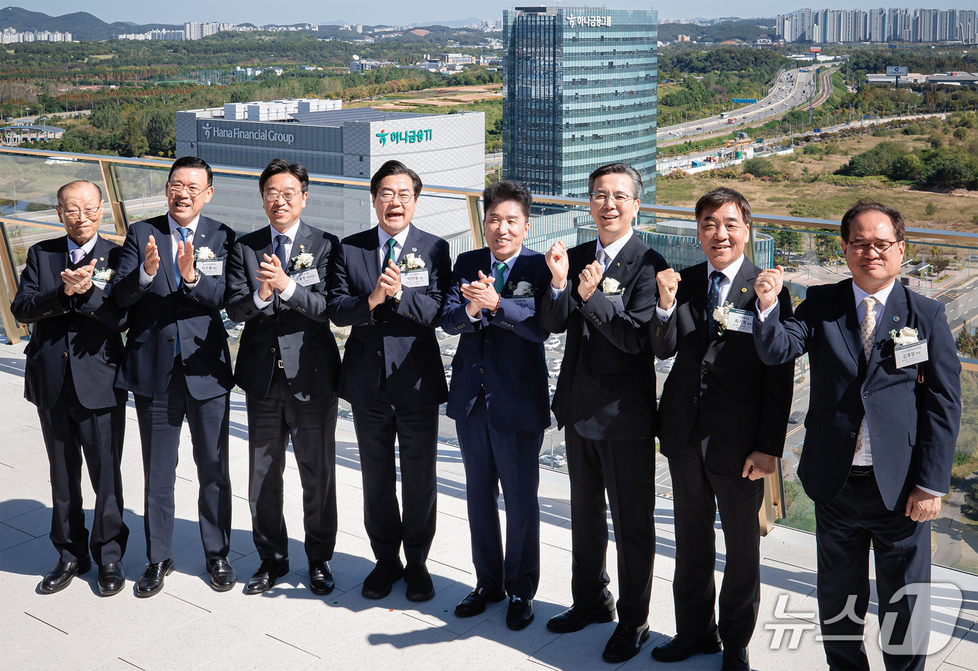 (서울=뉴스1) = 2일 인천 청라국제도시에서 열린 하나금융그룹 청라 헤드쿼터 오프닝 행사에서 함영주 하나금융그룹 회장(왼쪽 다섯 번째), 박찬대 인천광역시장(왼쪽 네 번째) 등 …