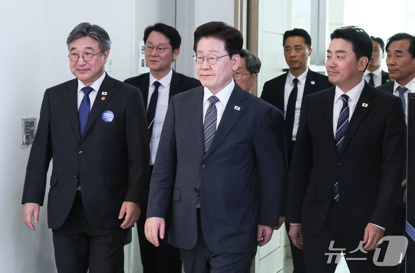 (세종=뉴스1) 이재명 기자 = 이재명 대통령이 2일 세종에서 열린 민원 혁신 사례보고회에 입장하고 있다. (청와대통신사진기자단) 2026.10.2/뉴스1