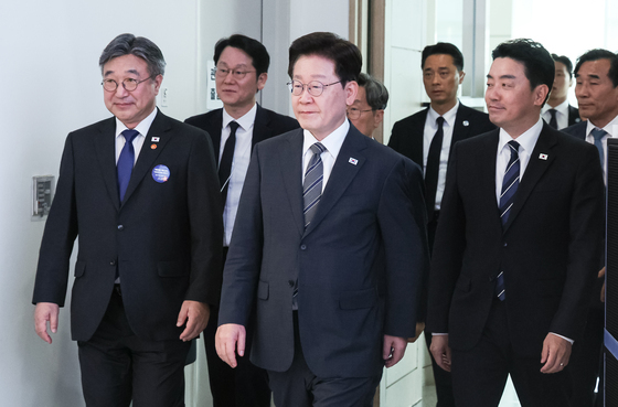 민원 혁신 사례보고회 입장하는 이재명 대통령