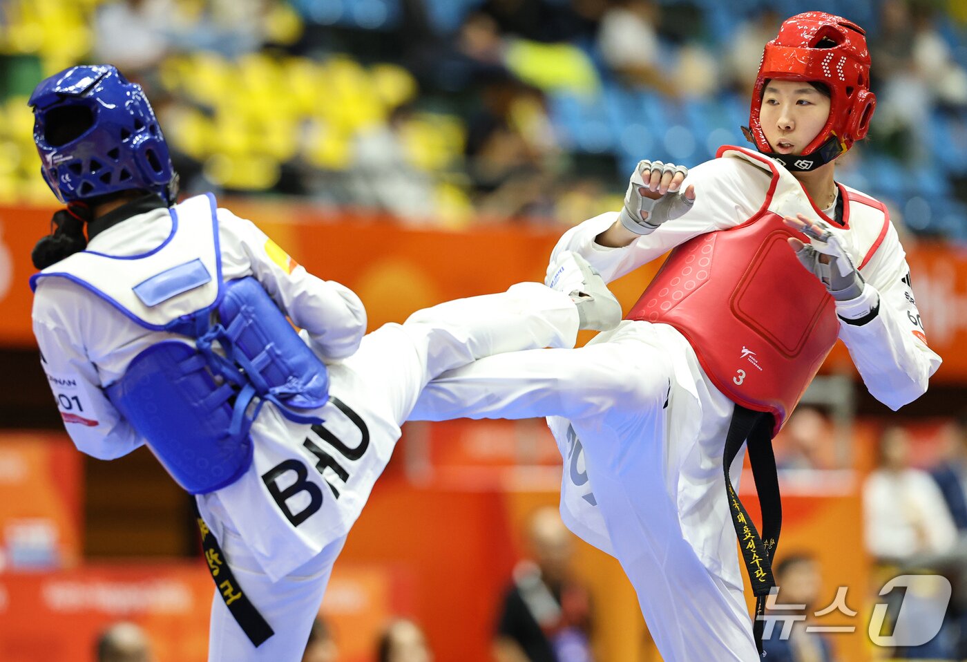 본문 이미지 - 대한민국 곽민주가 2일 일본 도요하시 체육관에서 열린 2026 아이치·나고야 아시안게임 태권도 겨루기 여자-67kg급 16강에서 부탄 도르제 양키와 맞대결을 하고 있다. 2026.10.2 ⓒ 뉴스1 김도우 기자